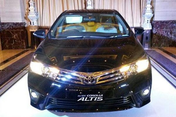 So Sánh Toyota Altis 2014 Và Mazda6 Với Tài Chính Khoảng 1 Tỉ