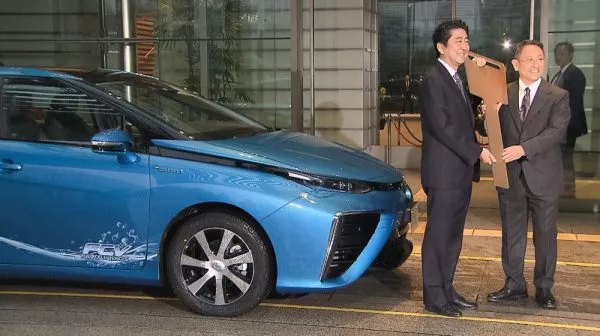 Thủ Tướng Nhật Nhận Chiếc Toyota Mirai Đầu Tiên 1 Toyota-Mirai-Shinzo-Abe-2.Jpg